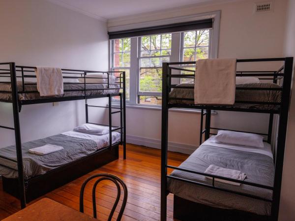 YHA Hobart Central : photo 4 de la chambre lit dans dortoir mixte de 4 lits avec salle de bains privative