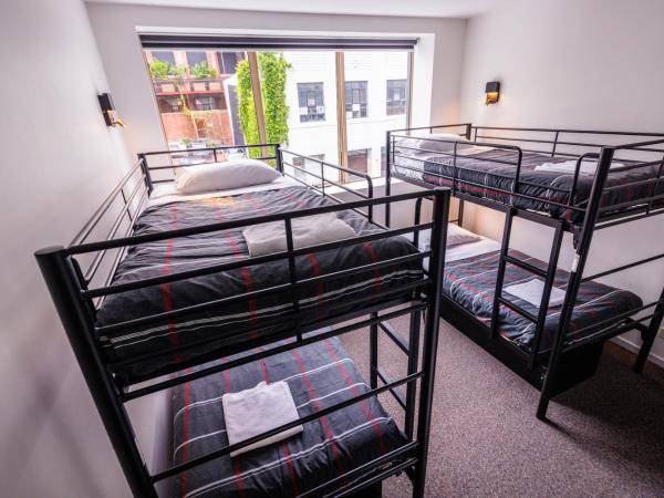 YHA Hobart Central : photo 5 de la chambre lit dans dortoir mixte de 4 lits avec salle de bains privative