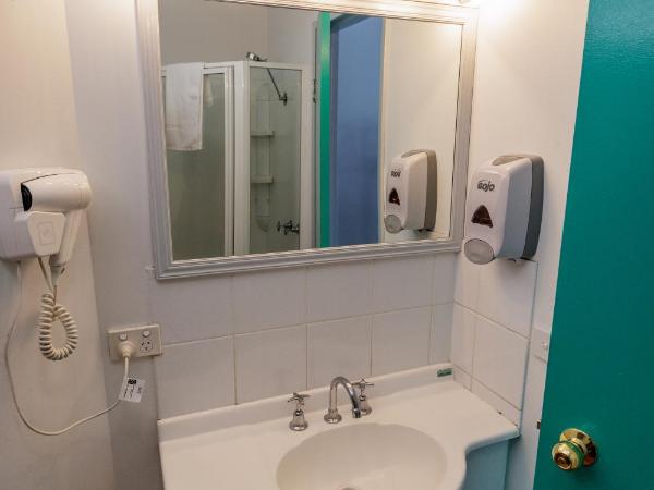 YHA Hobart Central : photo 1 de la chambre lit dans dortoir mixte de 4 lits avec salle de bains privative