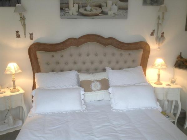la maison du phare DE HONFLEUR chambre d hôtes B&B -jacuzzi privé- shabby chic : photo 3 de la chambre chambre double avec salle de bains privative extérieure