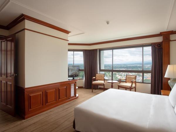 Centara Riverside Hotel Chiang Mai : photo 3 de la chambre grande suite lit king-size - vue sur rivière
