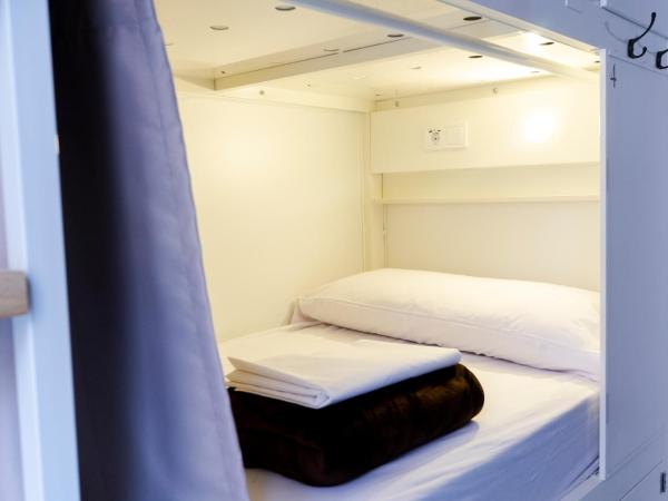 Black Swan Hostel Granada : photo 2 de la chambre lit dans un dortoir de 4 lits