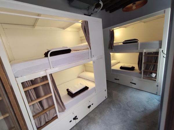 Black Swan Hostel Granada : photo 4 de la chambre lit dans un dortoir de 4 lits
