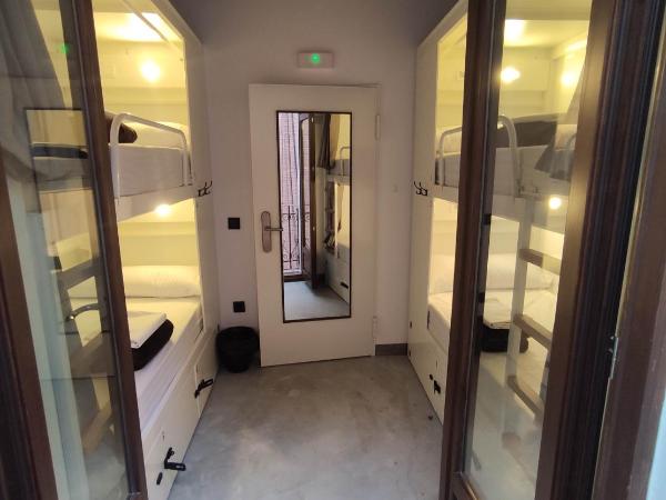 Black Swan Hostel Granada : photo 6 de la chambre lit dans un dortoir de 4 lits