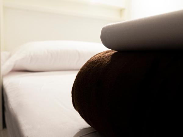 Black Swan Hostel Granada : photo 8 de la chambre lit dans un dortoir de 4 lits