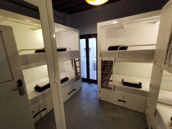 Black Swan Hostel Granada : photo 5 de la chambre lit dans dortoir mixte de 8 lits 