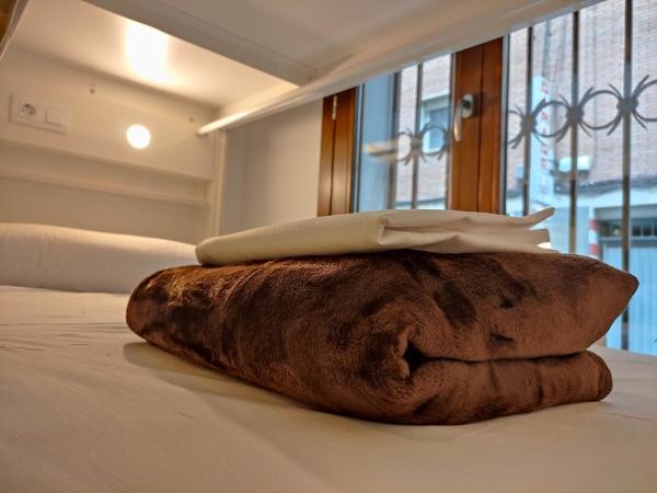Black Swan Hostel Granada : photo 9 de la chambre lit dans un dortoir de 4 lits