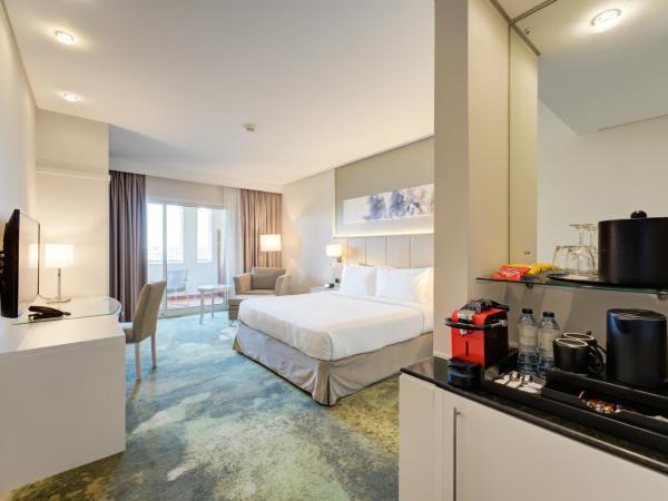 Copthorne Lakeview Hotel Dubai, Green Community : photo 5 de la chambre chambre lit king-size premium avec balcon - vue sur lac