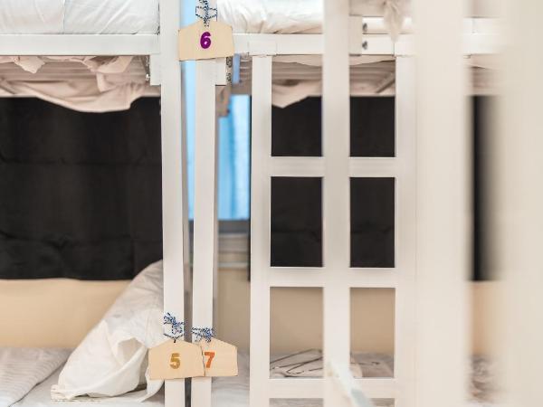 Beds Friends Phi Phi Hostel - Party Hostel : photo 2 de la chambre chambre familiale avec salle de bains privative