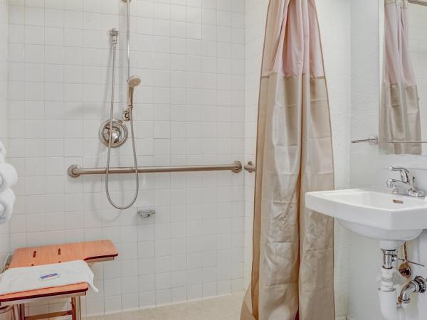 Motel 6-Portland, OR - Central : photo 1 de la chambre chambre lit queen-size - accessible aux personnes à mobilité réduite