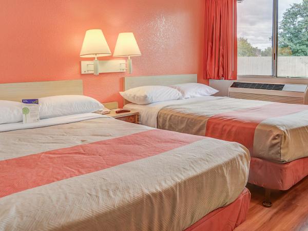 Motel 6-Portland, OR - Central : photo 1 de la chambre chambre double avec 2 lits et mini-réfrigérateur