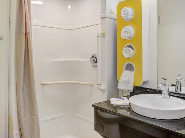 Motel 6-Portland, OR - Central : photo 3 de la chambre chambre double avec 2 lits et mini-réfrigérateur