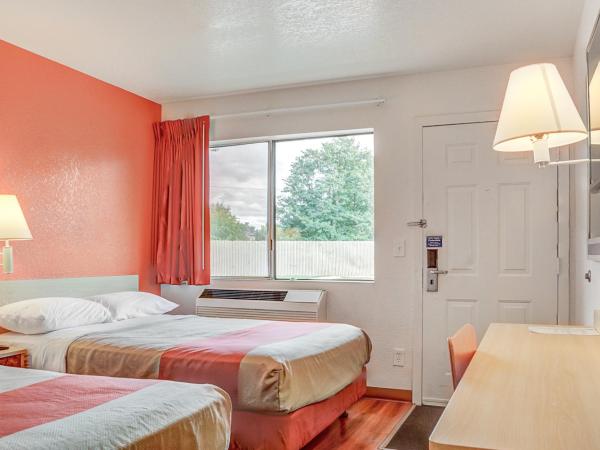 Motel 6-Portland, OR - Central : photo 4 de la chambre chambre double avec 2 lits et mini-réfrigérateur