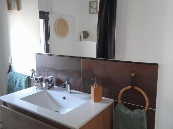 Les MIRABELLES chambres d'hôtes : photo 9 de la chambre petite chambre double