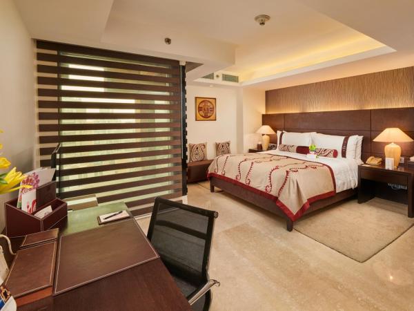 The LaLiT New Delhi : photo 1 de la chambre corner suite - 10% discount on food & soft beverages, laundry & spa