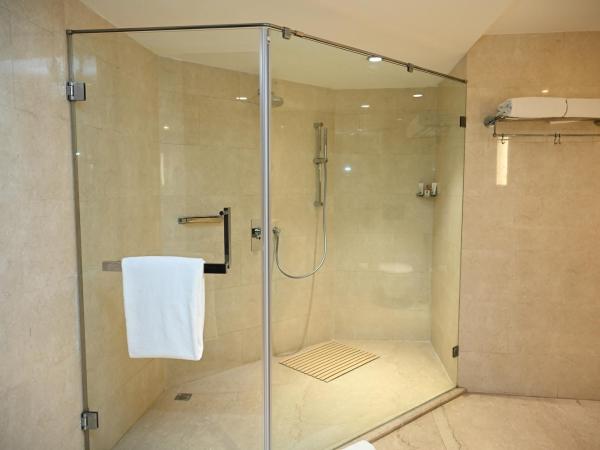 The LaLiT New Delhi : photo 2 de la chambre corner suite - 10% discount on food & soft beverages, laundry & spa