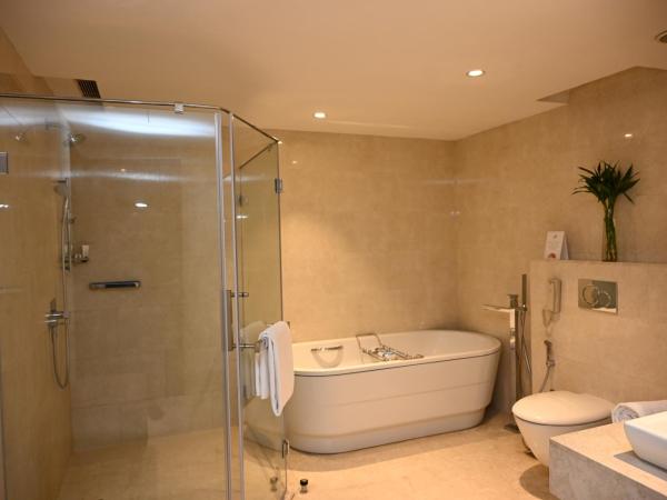 The LaLiT New Delhi : photo 5 de la chambre luxury suite - 10% discount on food & soft beverages, laundry & spa