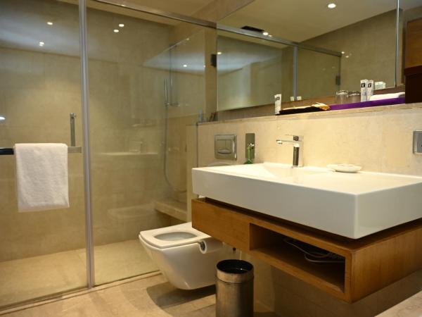 The LaLiT New Delhi : photo 2 de la chambre deluxe king room - 10% discount on food & soft beverages, laundry & spa