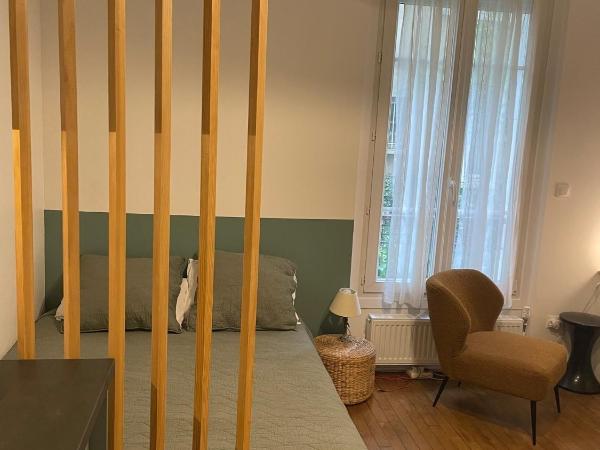 Studio Paris tour Eiffel : photo 6 de la chambre chambre double - vue sur jardin