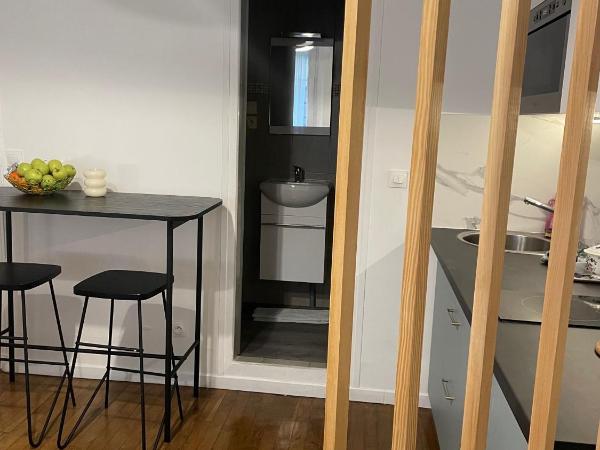 Studio Paris tour Eiffel : photo 7 de la chambre chambre double - vue sur jardin