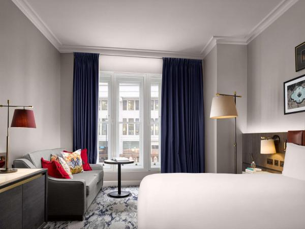 The Trafalgar St. James, London Curio collection by Hilton : photo 5 de la chambre chambre familiale lit king-size