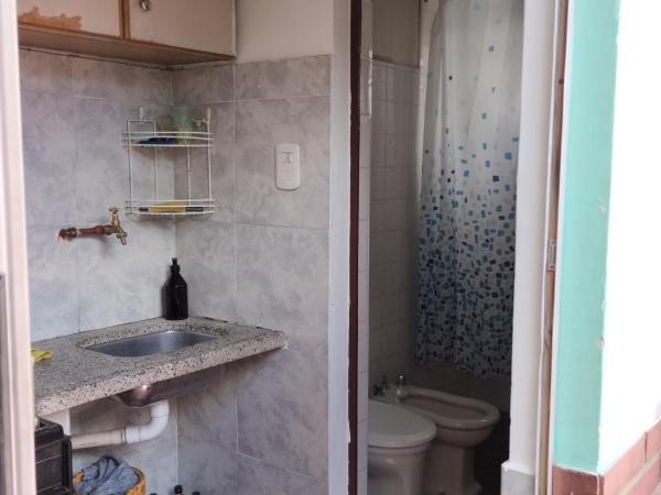 Lo de Su : photo 8 de la chambre chambre triple avec salle de bains commune