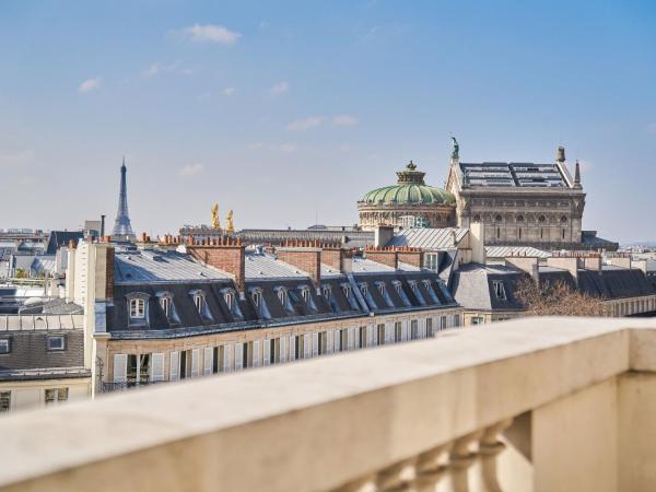 Paris Marriott Opera Ambassador Hotel : photo 1 de la chambre chambre lit king-size - vue sur tour eiffel