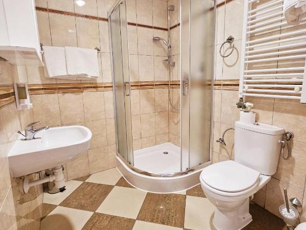 Restauracja Hotel Przystan : photo 2 de la chambre chambre triple