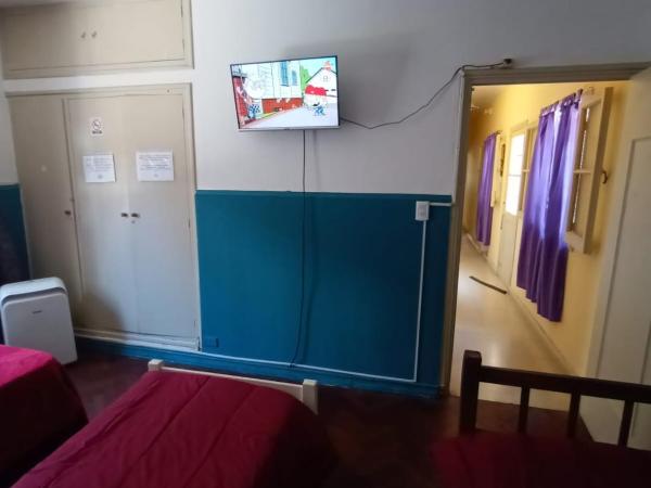 Hostal El Encuentro : photo 1 de la chambre chambre quadruple Économique avec salle de bains commune