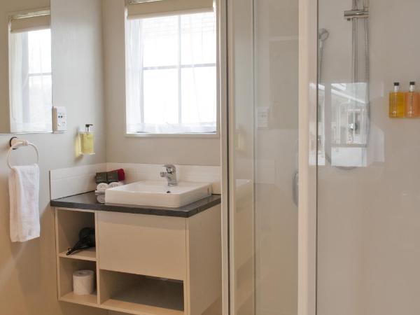 Sport Of Kings Motel : photo 2 de la chambre studio avec lit king-size ou lits jumeaux