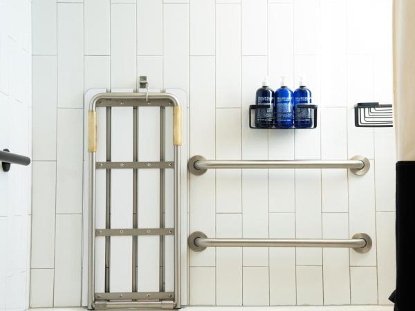 Hotel Greystone - Adults Only : photo 1 de la chambre hébergement standard lit king-size pour personnes à mobilité réduite