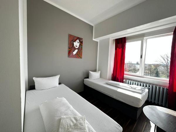 Ootel.com : photo 3 de la chambre chambre lits jumeaux - vue sur jardin