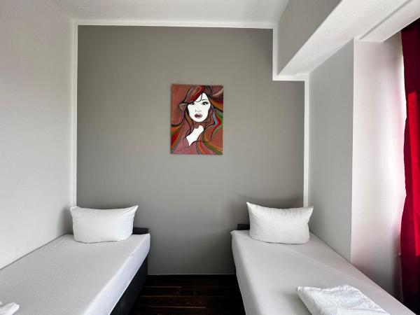 Ootel.com : photo 4 de la chambre chambre lits jumeaux - vue sur jardin