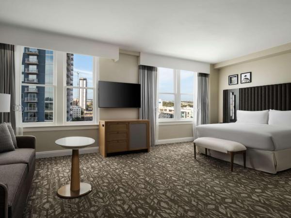 Hotel Flor Tampa Downtown, Tapestry Collection By Hilton : photo 2 de la chambre chambre lit king-size avec douche accessible en fauteuil roulant - adaptée aux personnes à mobilité réduite