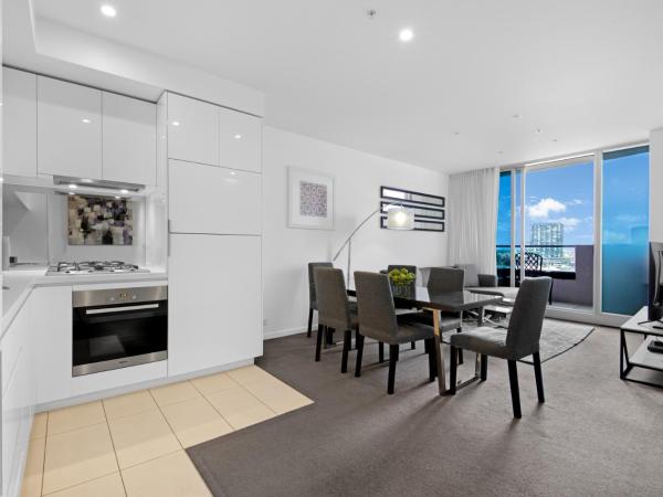 The Sebel Residences Melbourne Docklands Serviced Apartments : photo 9 de la chambre  two-bedroom with balcony and water view