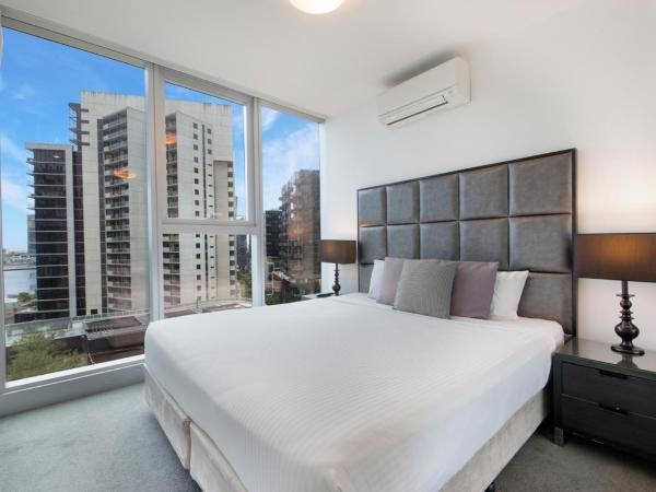 The Sebel Residences Melbourne Docklands Serviced Apartments : photo 7 de la chambre  two-bedroom with balcony and water view