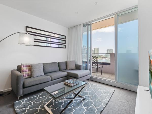 The Sebel Residences Melbourne Docklands Serviced Apartments : photo 10 de la chambre  two-bedroom with balcony and water view