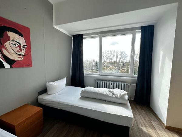 Ootel.com : photo 5 de la chambre chambre lits jumeaux - vue sur jardin