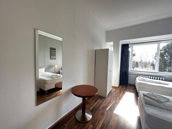 Ootel.com : photo 10 de la chambre chambre lits jumeaux - vue sur jardin