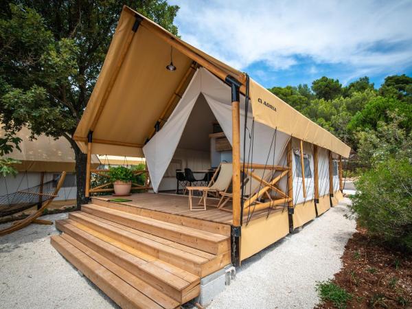 Arena One 99 Glamping : photo 1 de la chambre tente safari 3 chambres supérieure