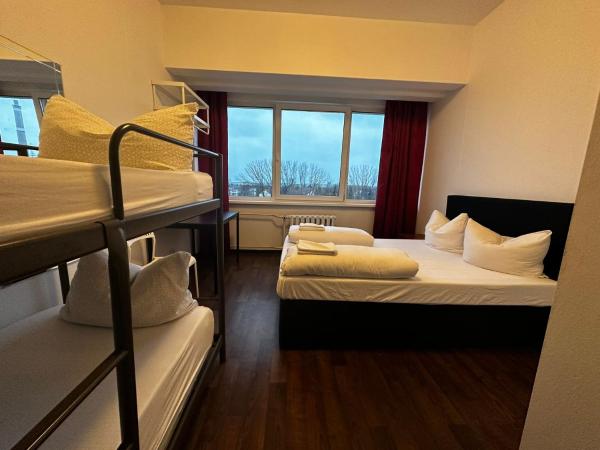 Ootel.com : photo 8 de la chambre chambre quadruple - vue sur jardin