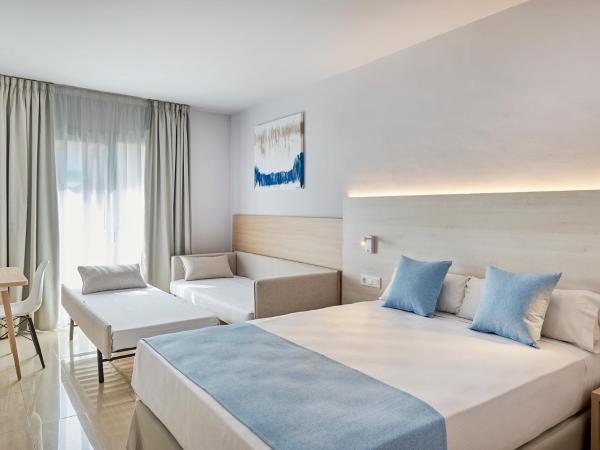 URH Excelsior : photo 1 de la chambre chambre quadruple avec balcon 