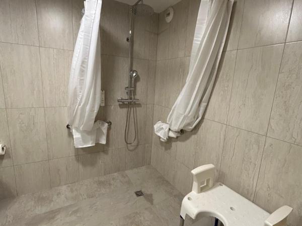 Logis Hotel De La Clape : photo 8 de la chambre chambre triple - accessible aux personnes à mobilité réduite