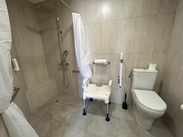 Logis Hotel De La Clape : photo 7 de la chambre chambre double - accessible aux personnes à mobilité réduite 