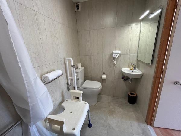 Logis Hotel De La Clape : photo 1 de la chambre chambre double - accessible aux personnes à mobilité réduite 