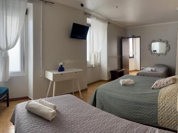 Residência Aviz : photo 5 de la chambre chambre quadruple avec salle de bains privative