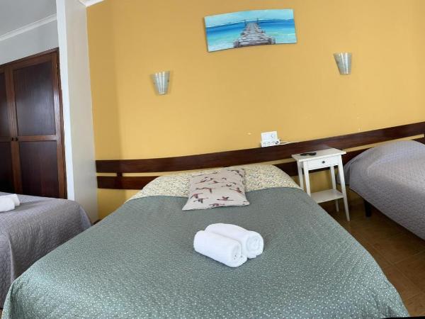 Residência Aviz : photo 7 de la chambre chambre triple avec salle de bains privative