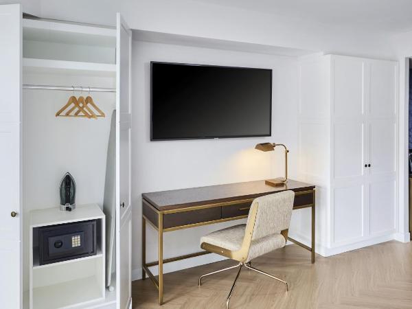 Pantages Hotel Toronto Centre : photo 4 de la chambre chambre lit king-size deluxe - vue sur ville