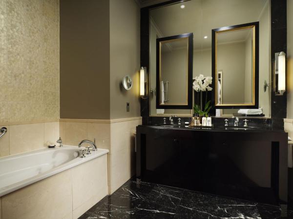 Sofitel London St James : photo 6 de la chambre suite lit king-size opéra avec coin salon et repas séparés - vue sur waterloo place