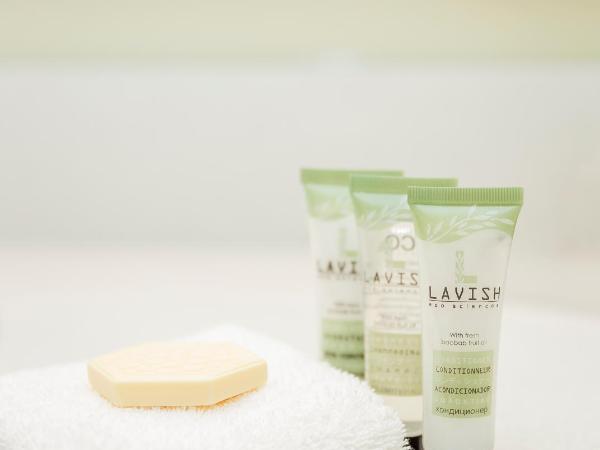 Service Plus Inns and Suites Calgary : photo 4 de la chambre chambre lit king-size avec douche à l'italienne - accessible aux personnes à mobilité réduite/non-fumeurs